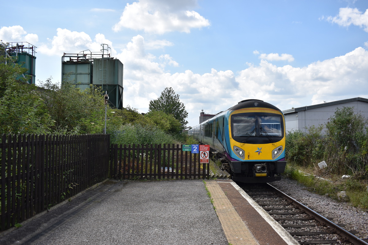 185139 passing Grimsby Docks station (Paul Carpenter)